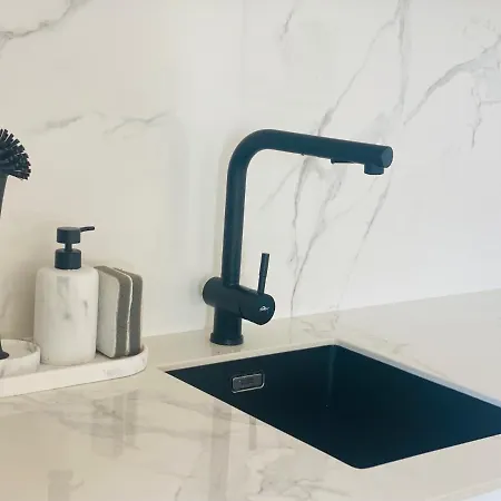 Elegant Apartment, Stunning Views, Fully Renovated In La Hacienda Del Senorio De Cifuentes * 埃斯特波纳