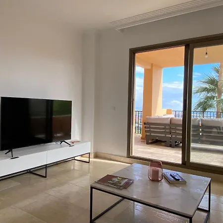 Elegant Apartment, Stunning Views, Fully Renovated In La Hacienda Del Senorio De Cifuentes * 埃斯特波纳
