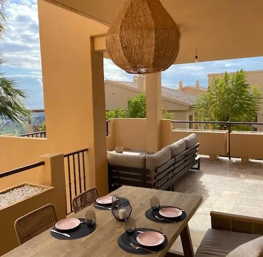 Elegant Apartment, Stunning Views, Fully Renovated In La Hacienda Del Senorio De Cifuentes 埃斯特波纳