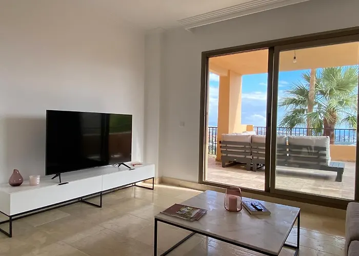 Elegant Apartment, Stunning Views, Fully Renovated In La Hacienda Del Senorio De Cifuentes * 埃斯特波纳